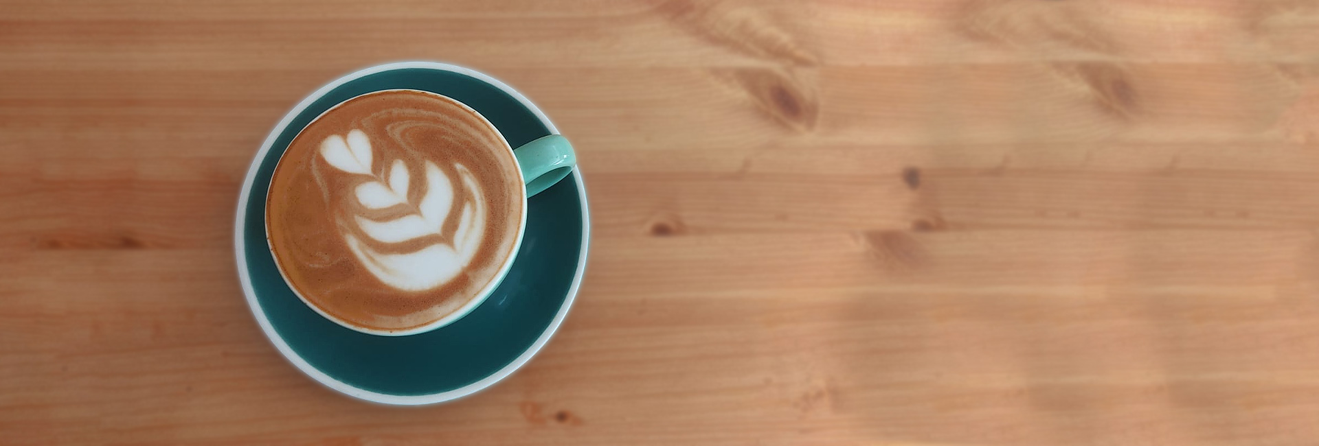 Taza de café servida en 80/20 Café, Totana, Murcia