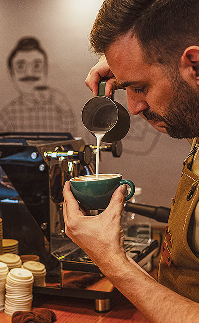 Salva Botí terminando un café en la taza en 80/20 Café, Totana, Murcia