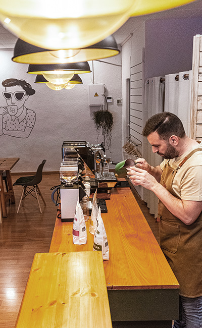 Salva Botí elaborando un café en 80/20 Café, Totana, Murcia